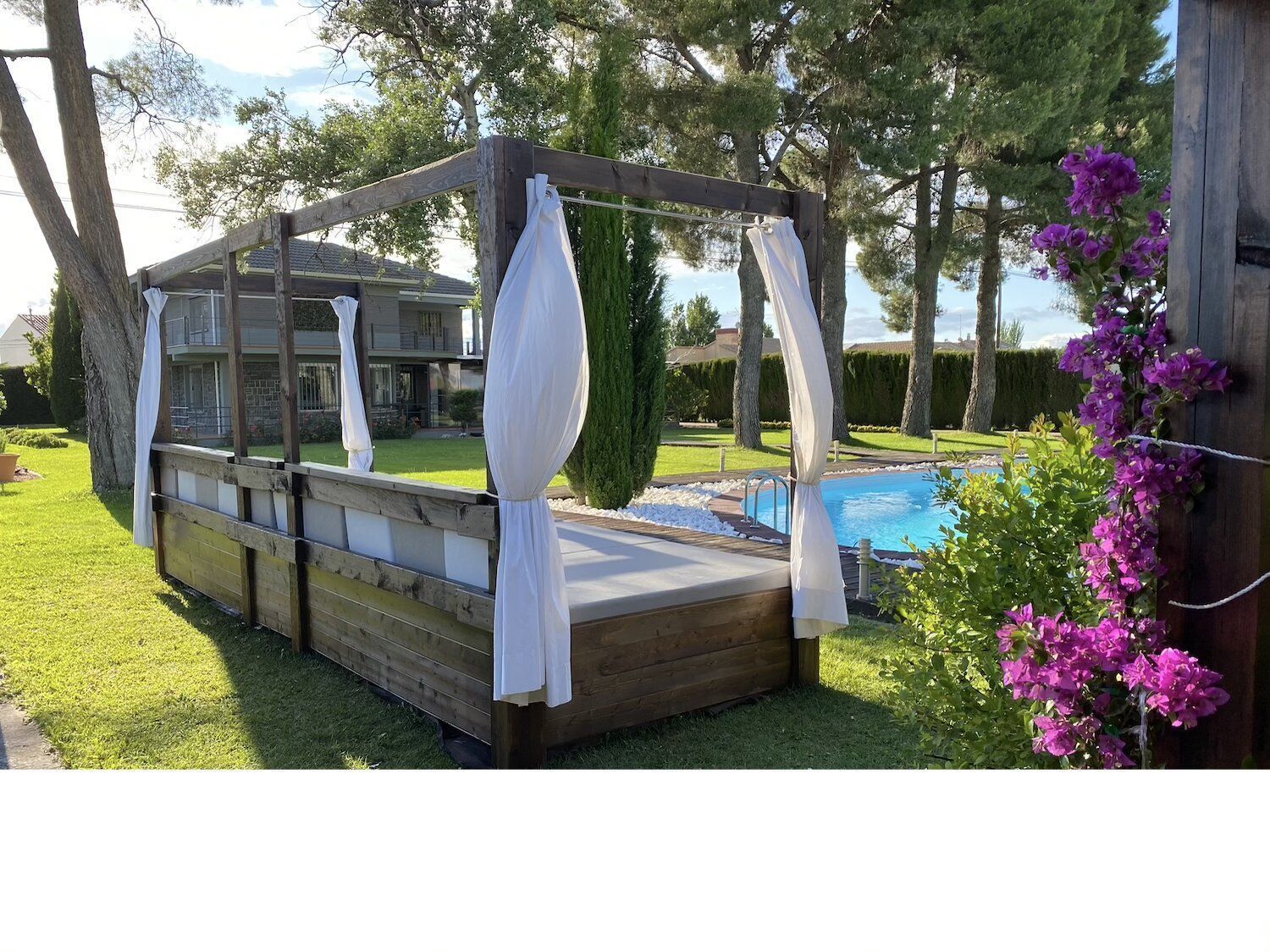 piscina y cama balinesa zaragoza. Zona chill out