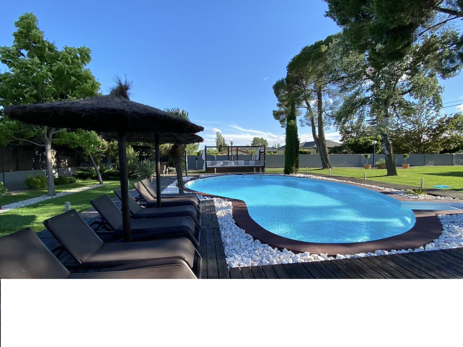piscina y cama balinesa zaragoza